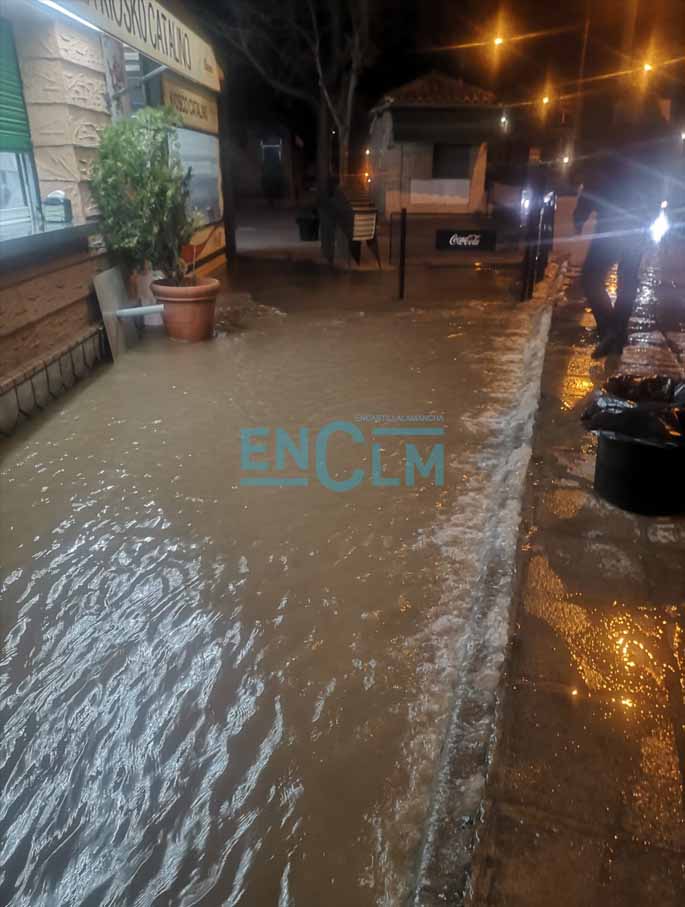 El agua, por el kiosco Catalino.