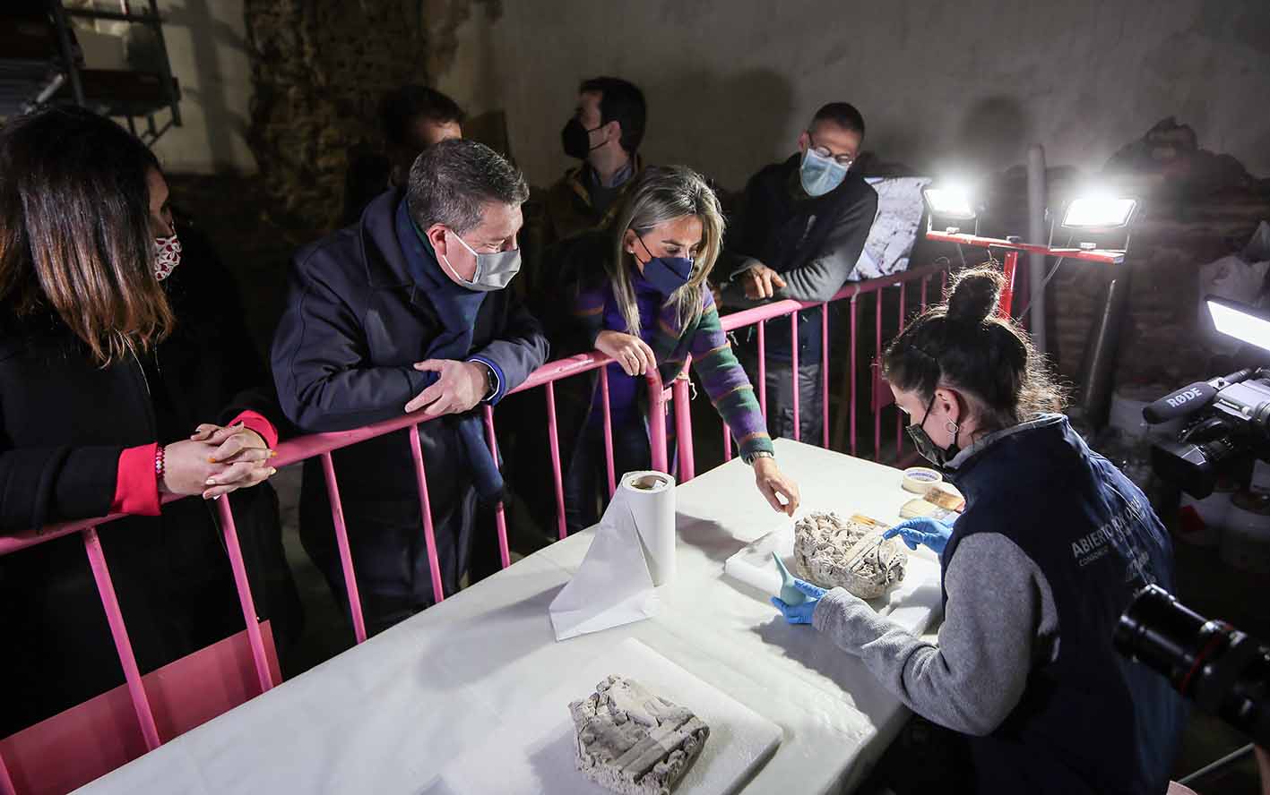 Milagros Tolón, junto a Emiliano García Page, durante la visita al Salón Rico.