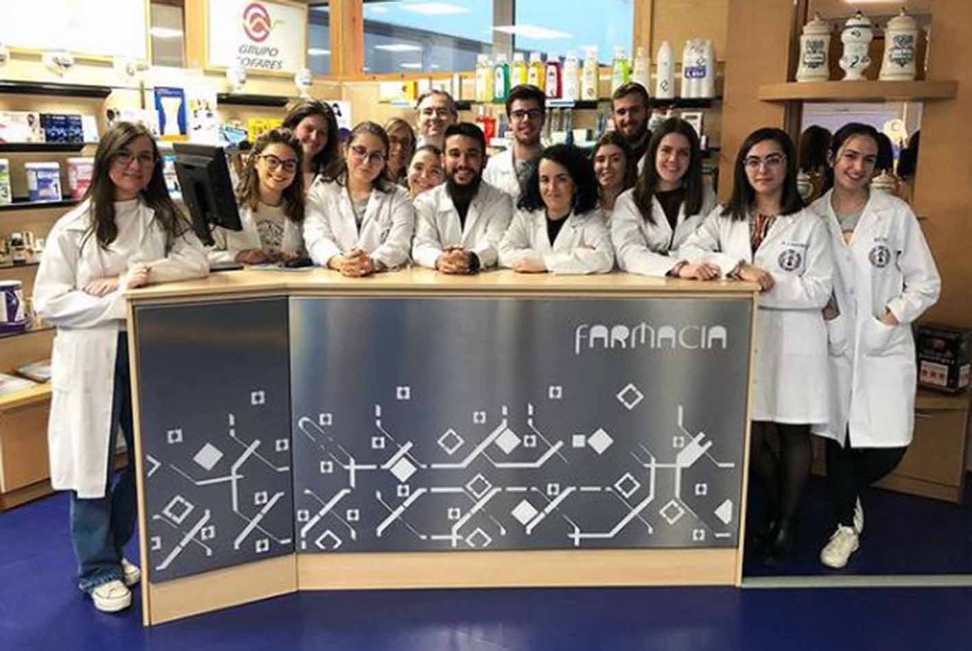 Egresados de la Facultad de Farmacia de Albacete; Mario Rodenas posa en el centro en la fila superior, con gafas.