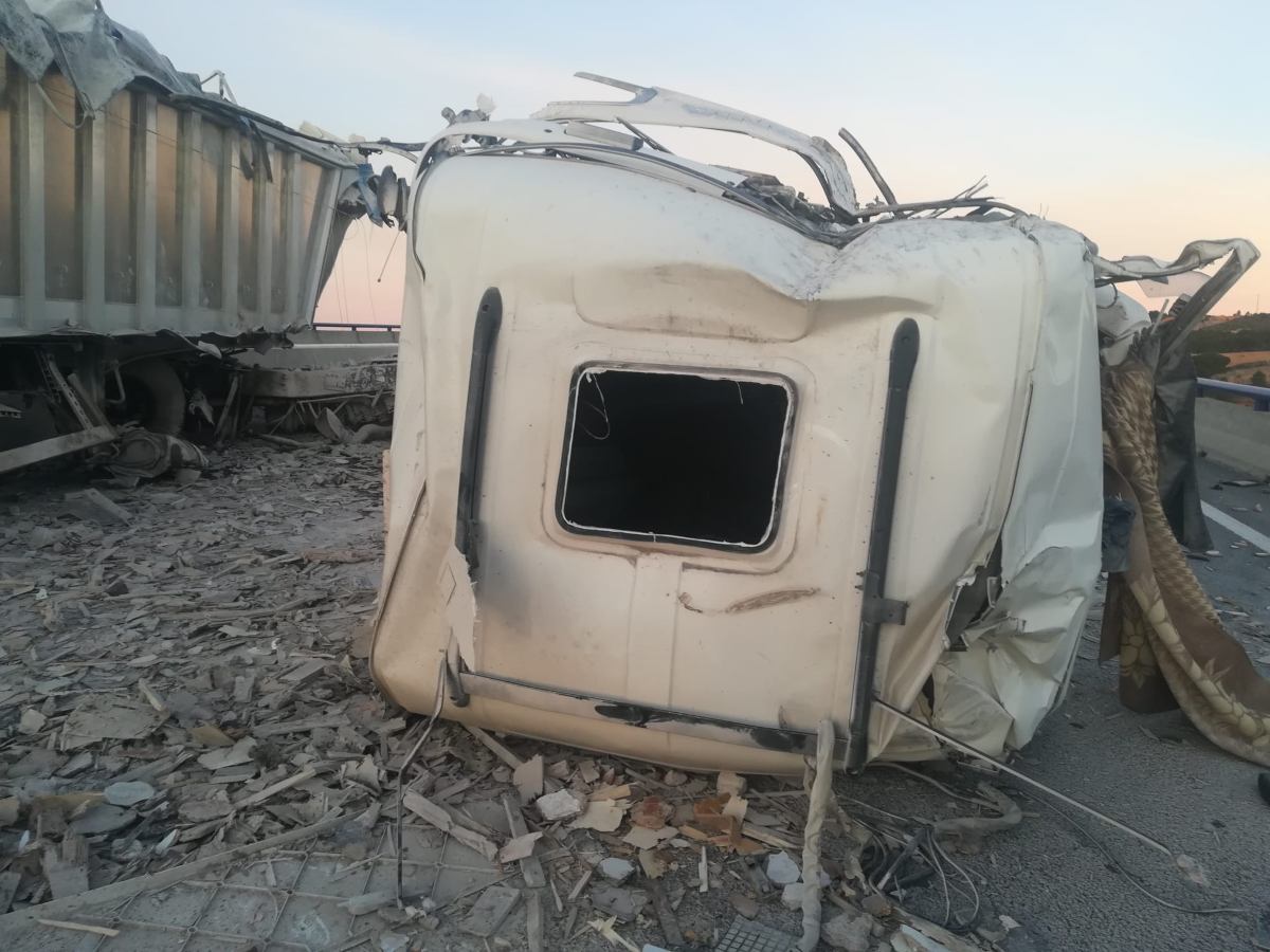 Los conductores de ambos vehículos no están heridos de gravedad.