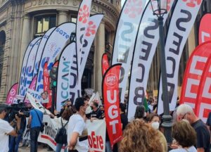Trabajadores de Caixabank protestan contra el ERE en València durante la segunda jornada de huelga.
