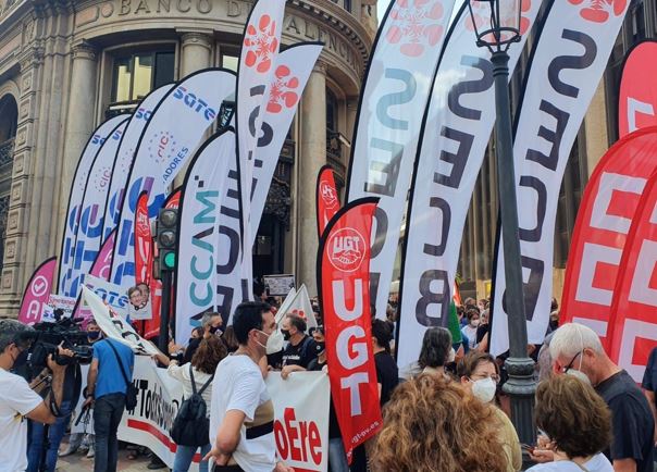 Trabajadores de Caixabank protestan contra el ERE en València durante la segunda jornada de huelga.