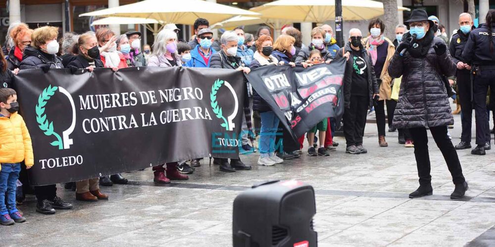 La fotografía fue tomada el sábado, 26 de febrero, en una concentración en contra de la invasión rusa en Ucrania en la Plaza de Zocodover. Foto: Rebeca Arango.