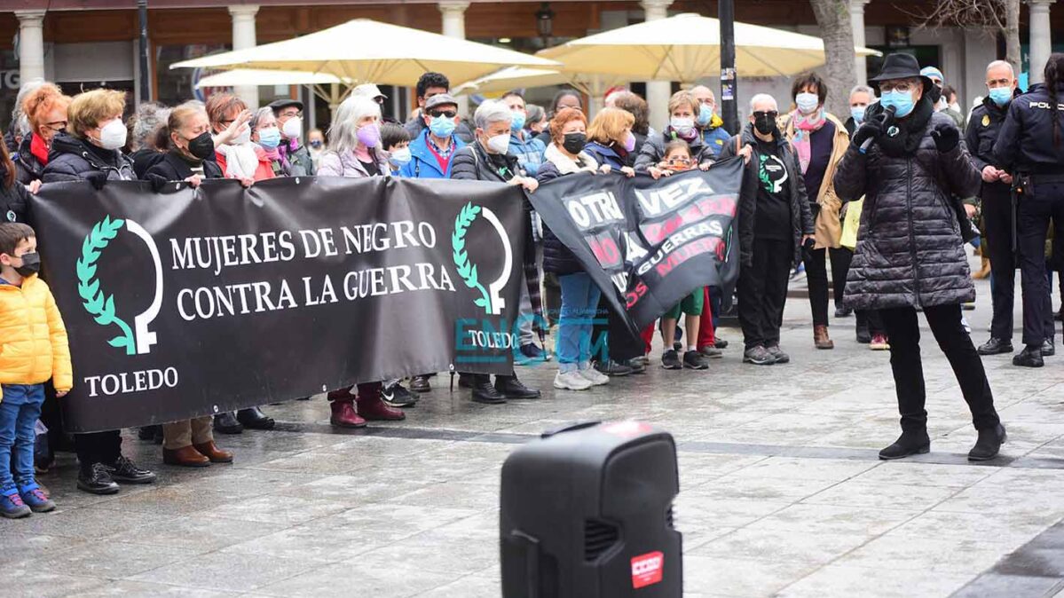 La fotografía fue tomada el sábado, 26 de febrero, en una concentración en contra de la invasión rusa en Ucrania en la Plaza de Zocodover. Foto: Rebeca Arango.