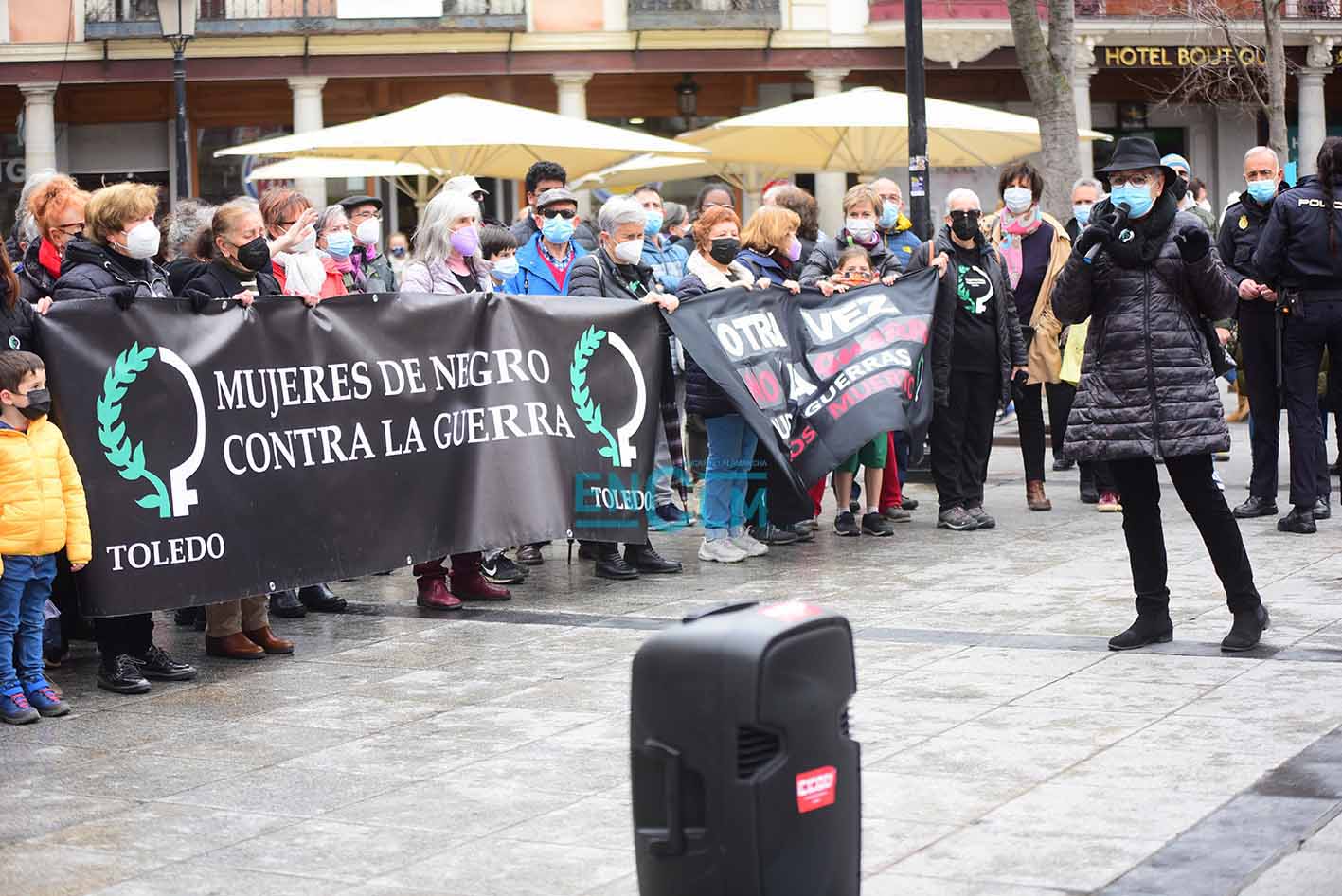 La fotografía fue tomada el sábado, 26 de febrero, en una concentración en contra de la invasión rusa en Ucrania en la Plaza de Zocodover. Foto: Rebeca Arango.