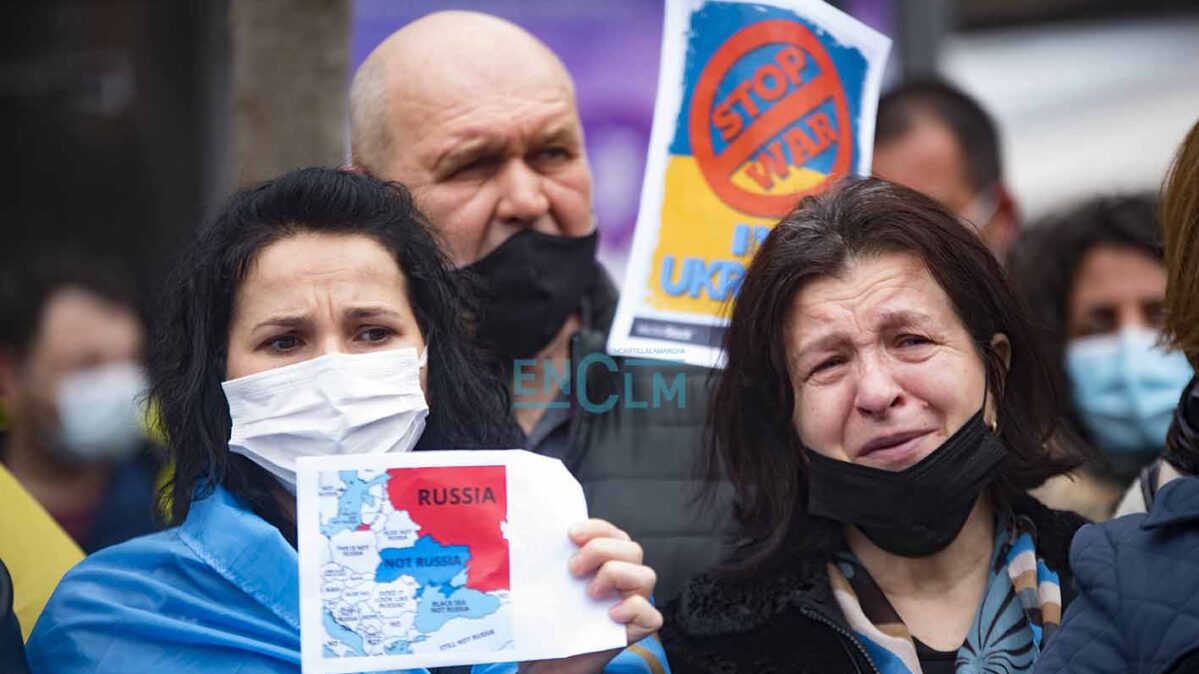 Ucranianos manifestándose en contra de la invasión rusa en Toledo.