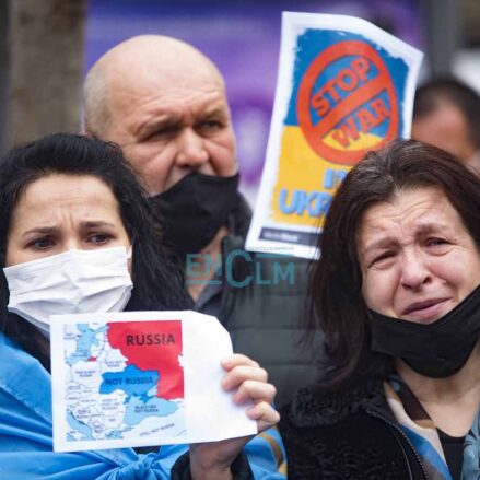 Ucranianos manifestándose en contra de la invasión rusa en Toledo.