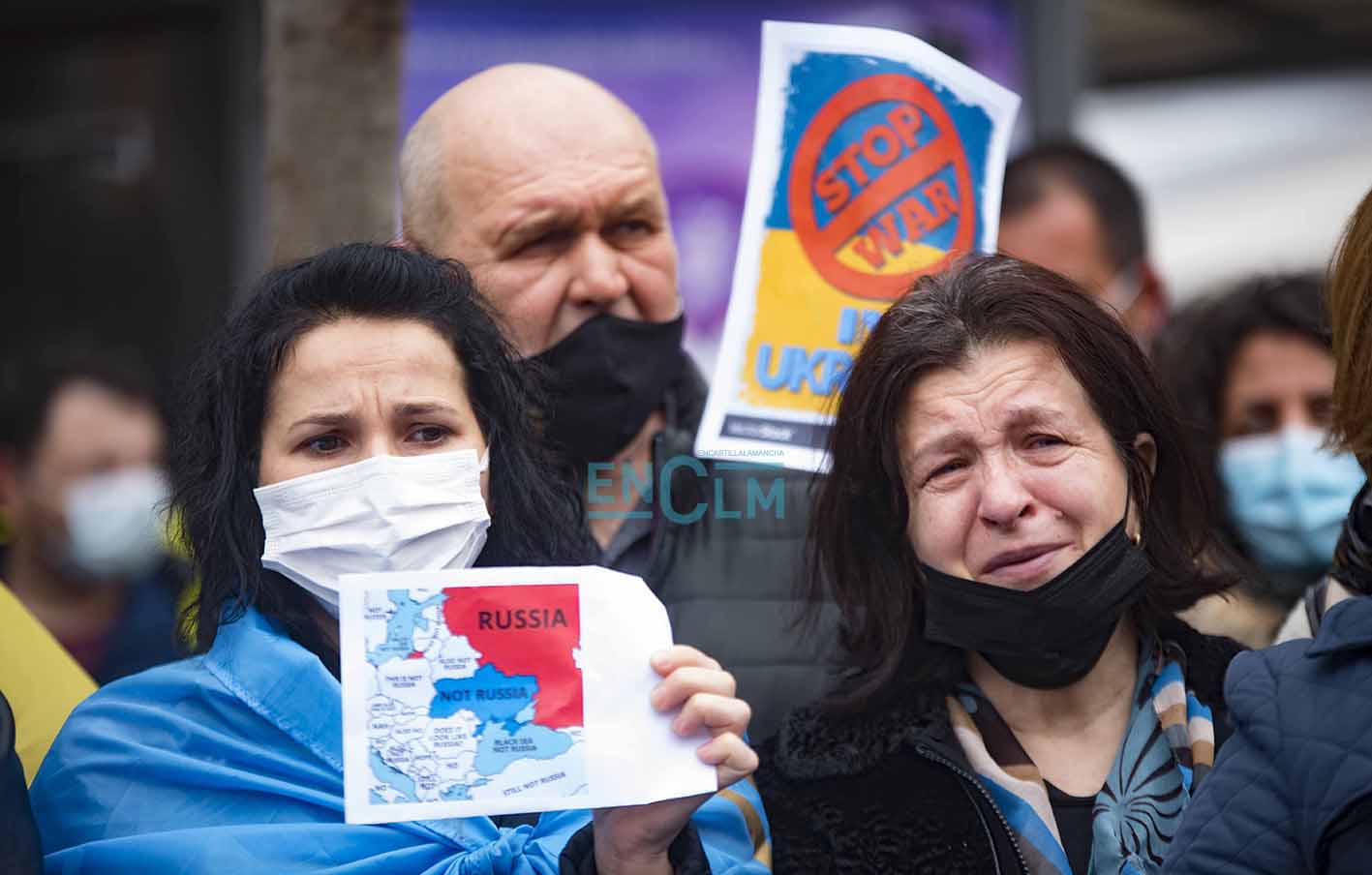 Ucranianos manifestándose en contra de la invasión rusa en Toledo.