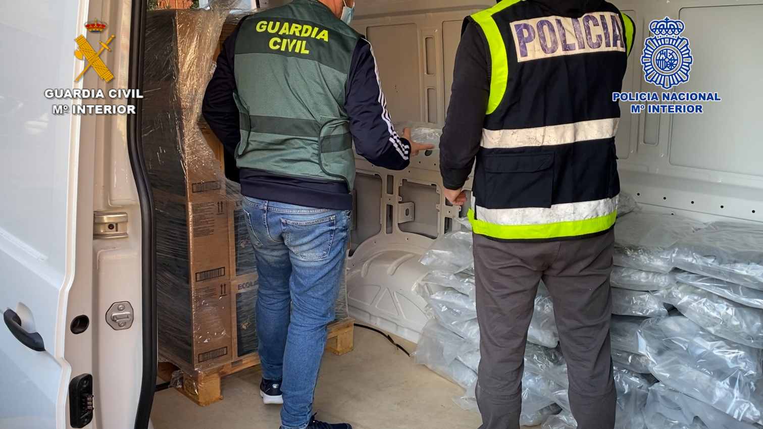 16 detenidos en la operación que ha desarticulado una organización criminal de venta de marihuana en el extranjero.