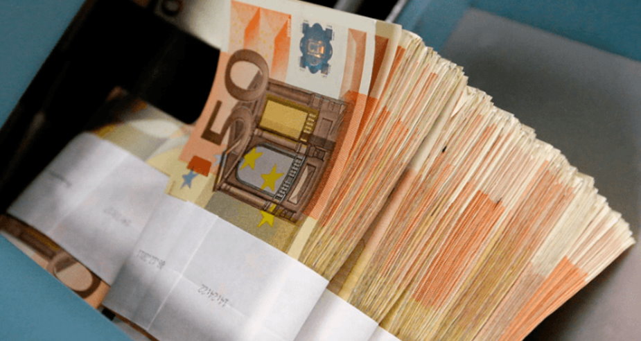 Nada menos que 4.000 euros había en el sobre que una señora de avanzada edad acababa de sacar del banco.