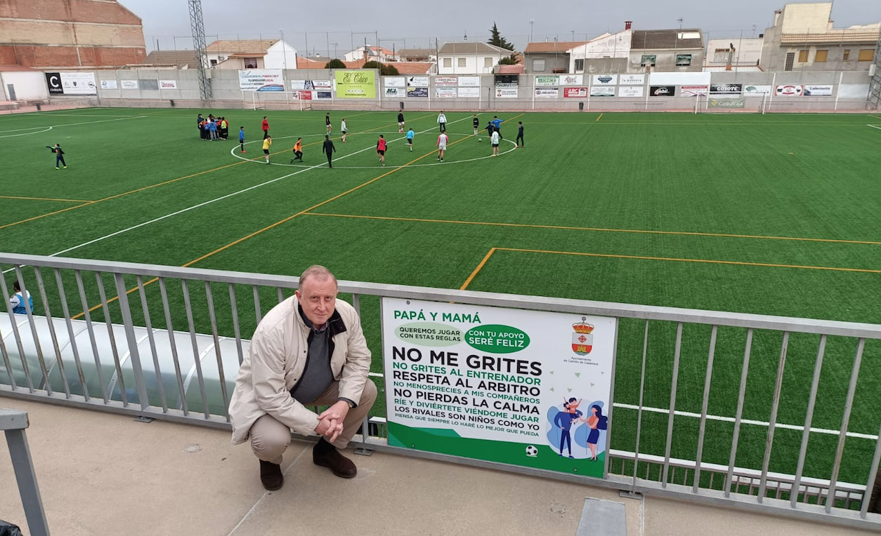 Dionisio Moreno, alcalde de Carrión de Calatrava, junto a uno de los carteles que piden respeto a los hijos, a los rivales y a los árbitros.