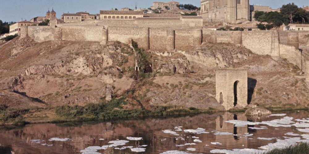 La foto de las espumas en el tajo que ha recuperado Toledo Olvidado. Foto: John Fyfe.