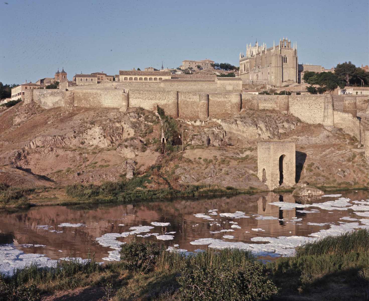 La foto de las espumas en el tajo que ha recuperado Toledo Olvidado. Foto: John Fyfe.