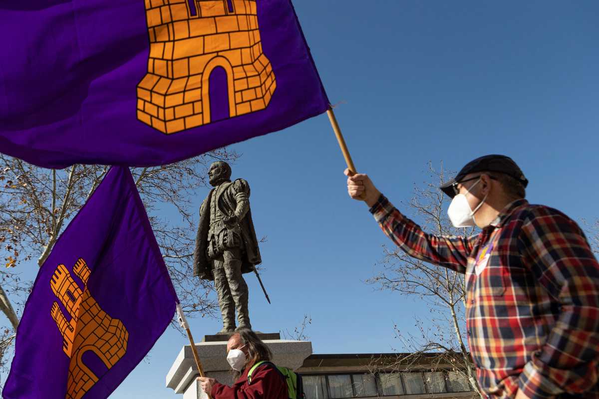 La bandera comunera ondeando junto a la estatua de Padilla, en el casco histórico de Toledo. Foto: EFE/Ángeles Visdómine.