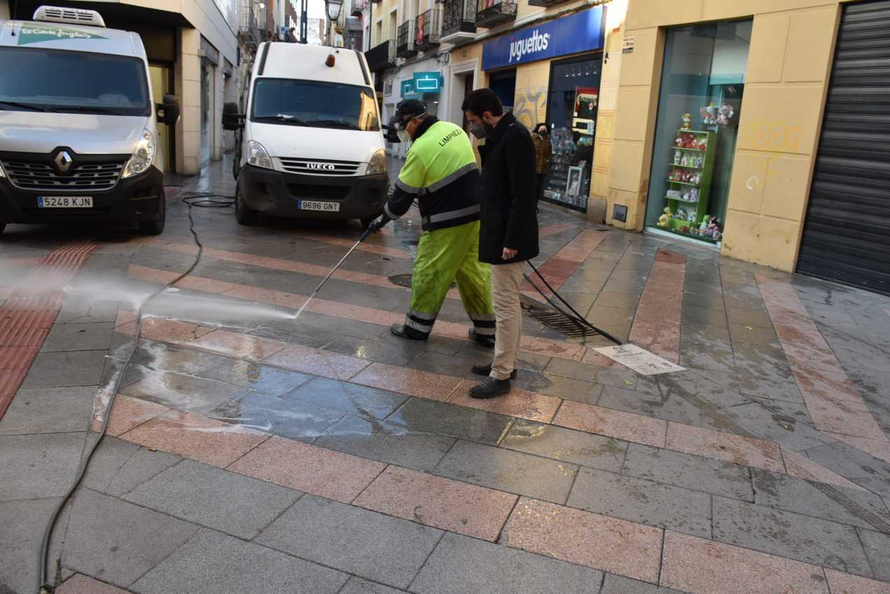 El edil, Sergio de la Llave. ha asegurado que "parece ser que hay un menor índice de chicles en el pavimento",