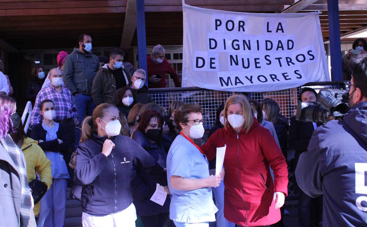 Más de 70 trabajadoras y residentes se han concentrado a las puertas de la residencia de mayores "Quijote y Sancho" en Torrijos.