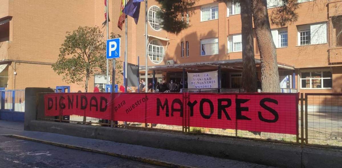 Cartel reivindicativo a las puertas de la residencia de mayores "Quijote y Sancho" en Torrijos.