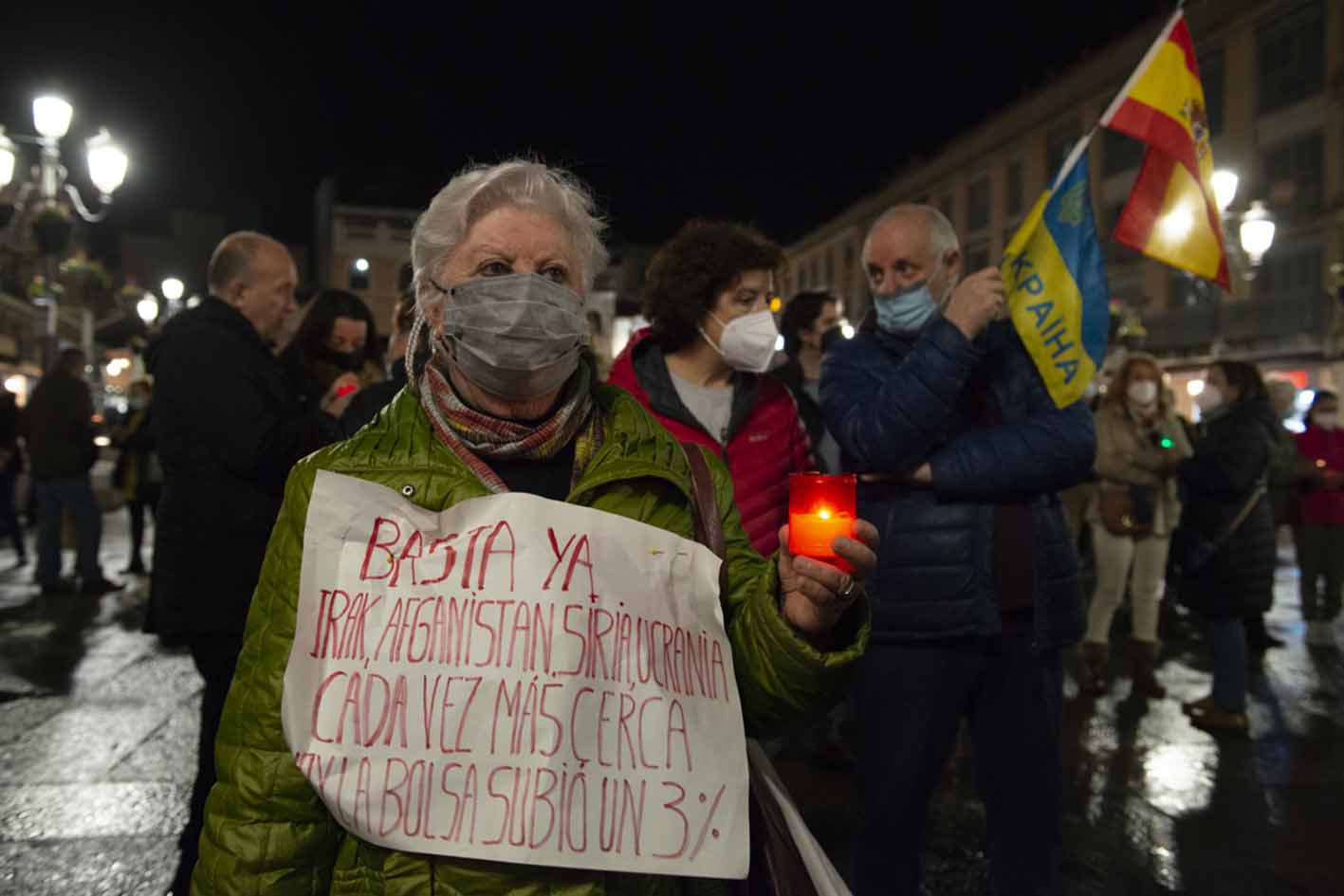 Una de las manifestantes claman por el fin de la guerra de Ucrania. Foto: EFE.