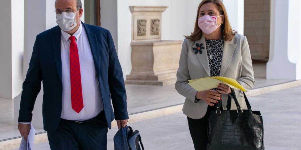 El vicepresidente de Castilla-La Mancha, José Luis Martínez Guijarro, junto con la consejera de Educación, Cultura y Deportes, Rosana Rodríguez.