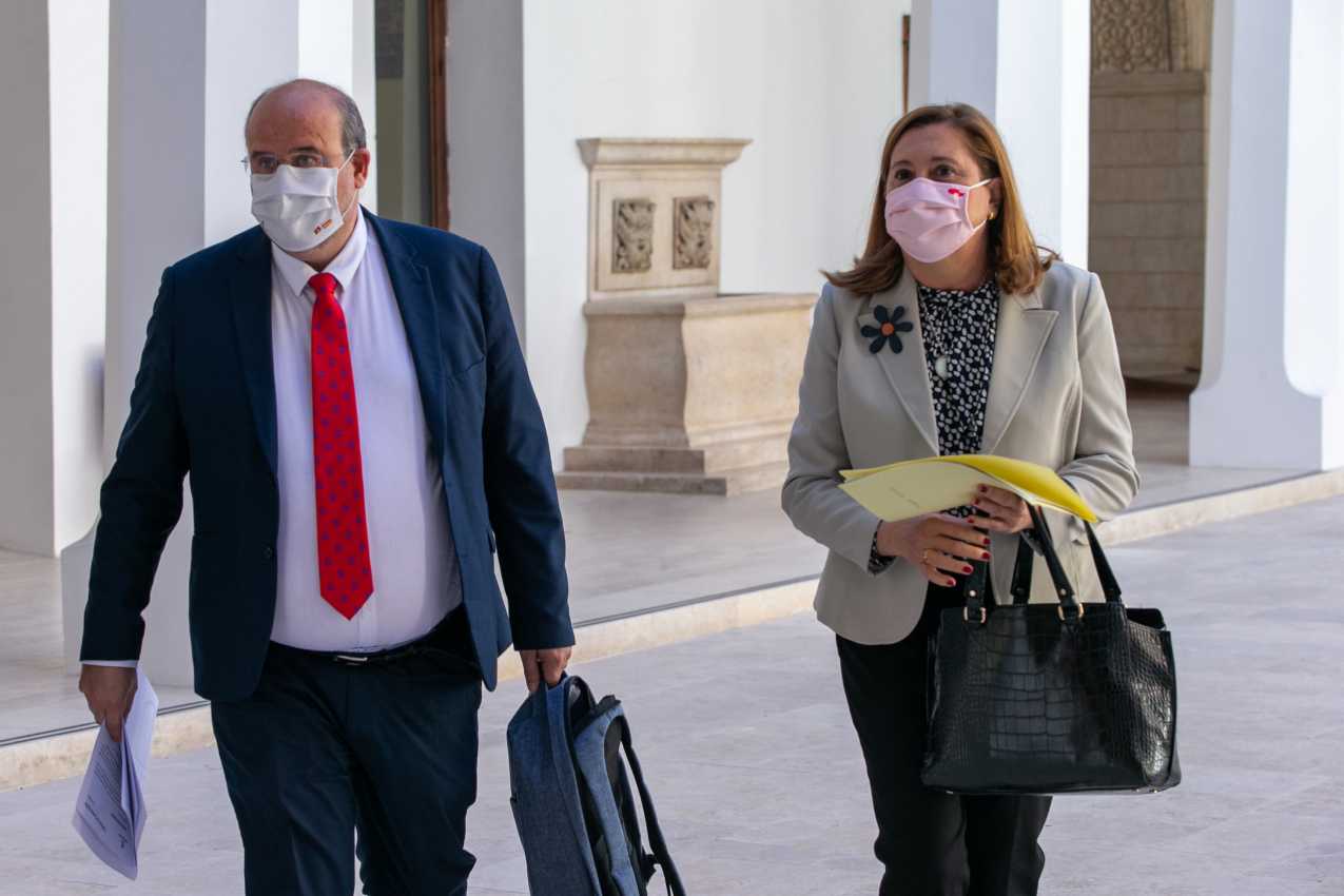 El vicepresidente de Castilla-La Mancha, José Luis Martínez Guijarro, junto con la consejera de Educación, Cultura y Deportes, Rosana Rodríguez.