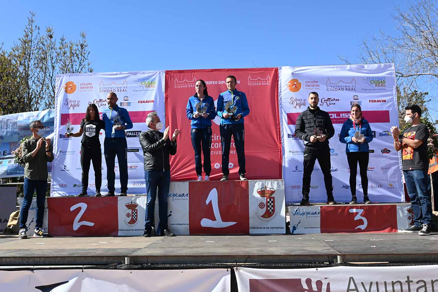 Todos los ganadores de la Media Maratón de Valdepeñas, sobre sus podios.