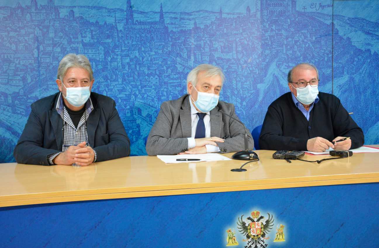 Ignacio Cabello, miembro de la Asociación Manuel Azaña, el concejal de Participación Ciudadana, Juanjo Pérez del Pino, el presidente de la asociación, Isabelo Herreros.