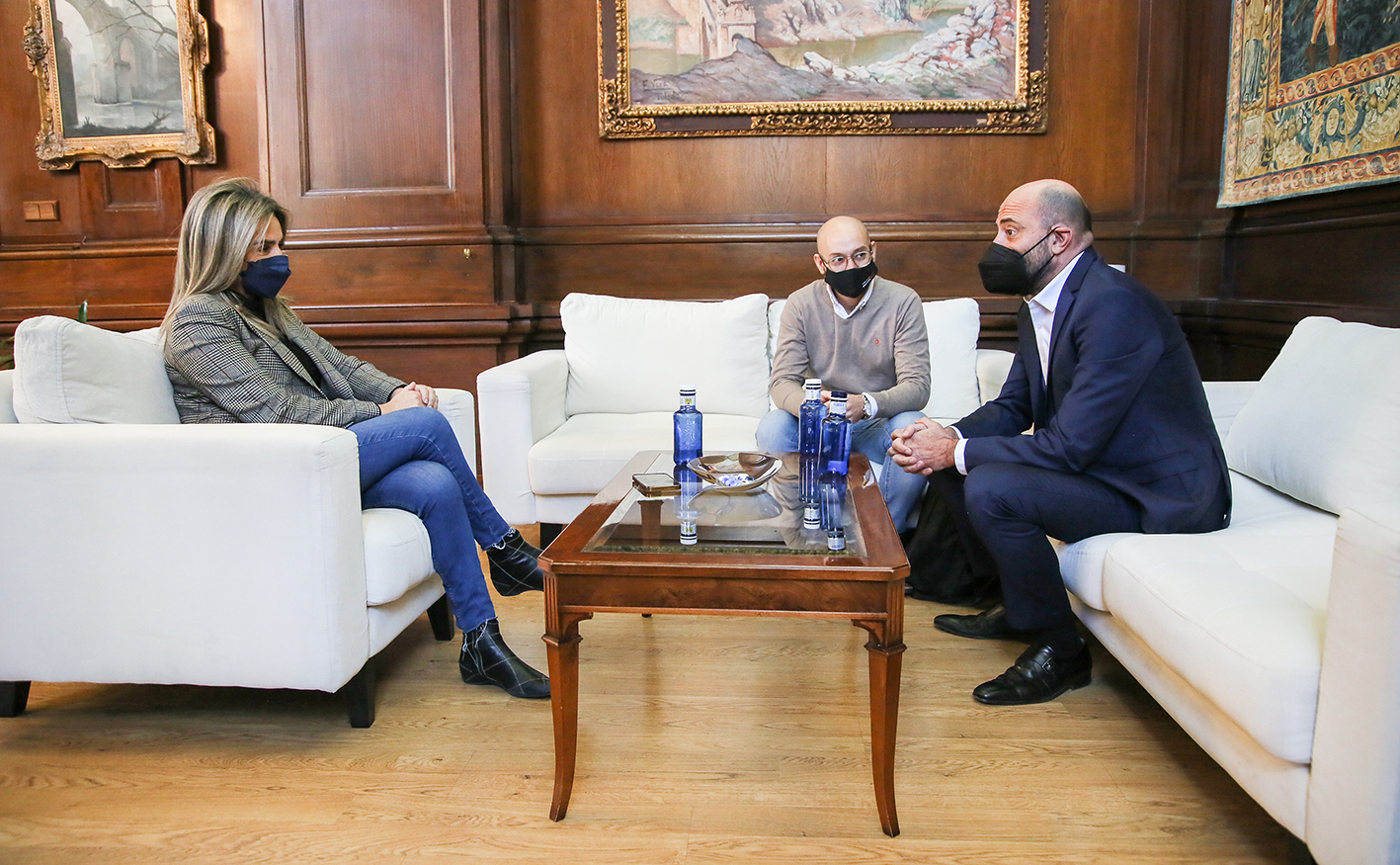 Tolón, junto a dos miembros de la productora de Morena Films, quienes quieren rodar en Toledo.