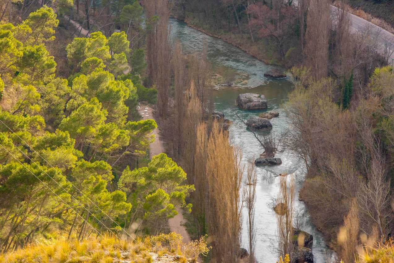 El Júcar, a su paso por por la ciudad de Cuenca. Foto: Rebeca Arango.