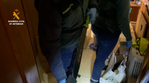 Uno de los machetes de grandes dimensiones incautados por la Guardia Civil.