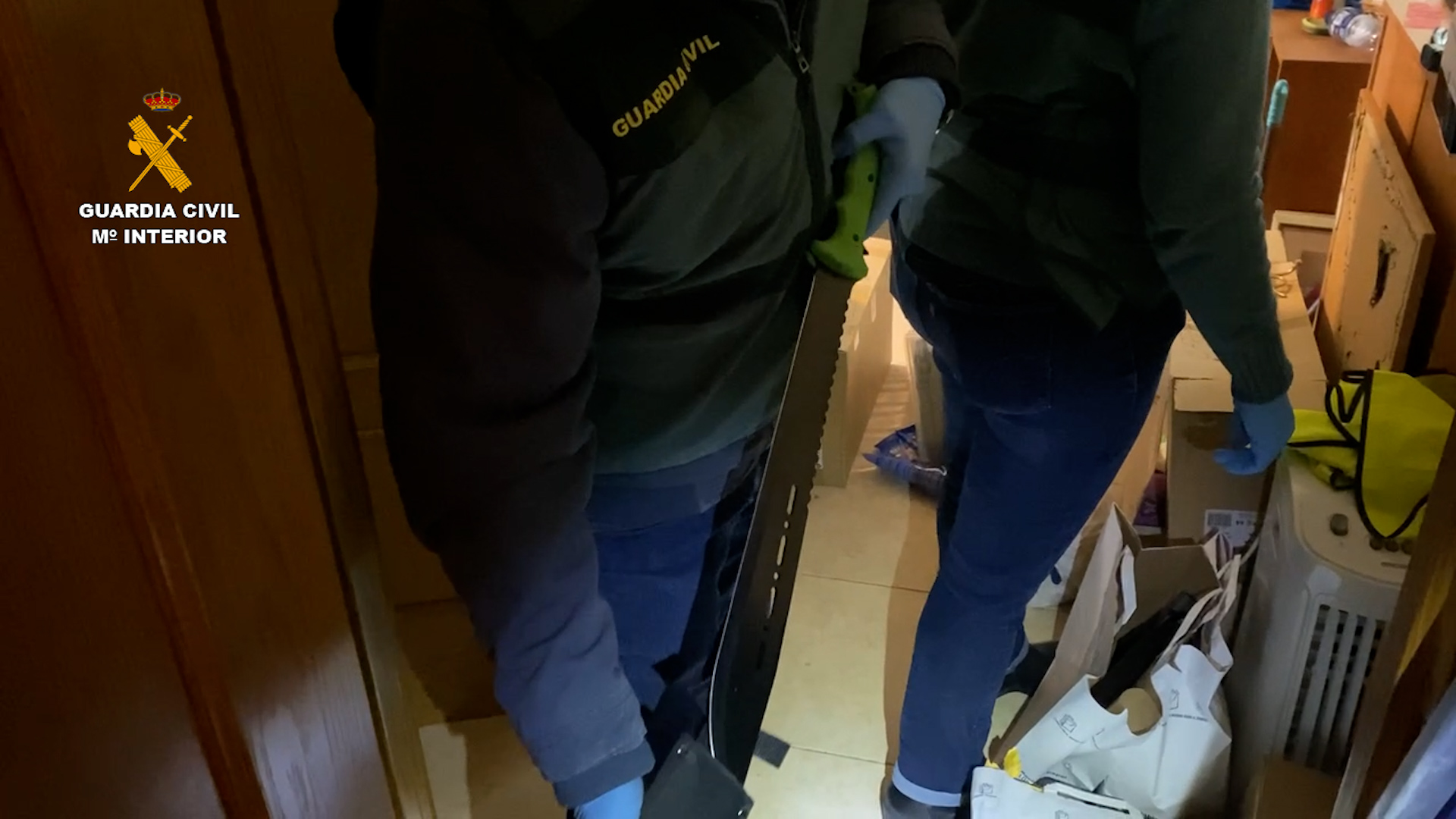 Uno de los machetes de grandes dimensiones incautados por la Guardia Civil.