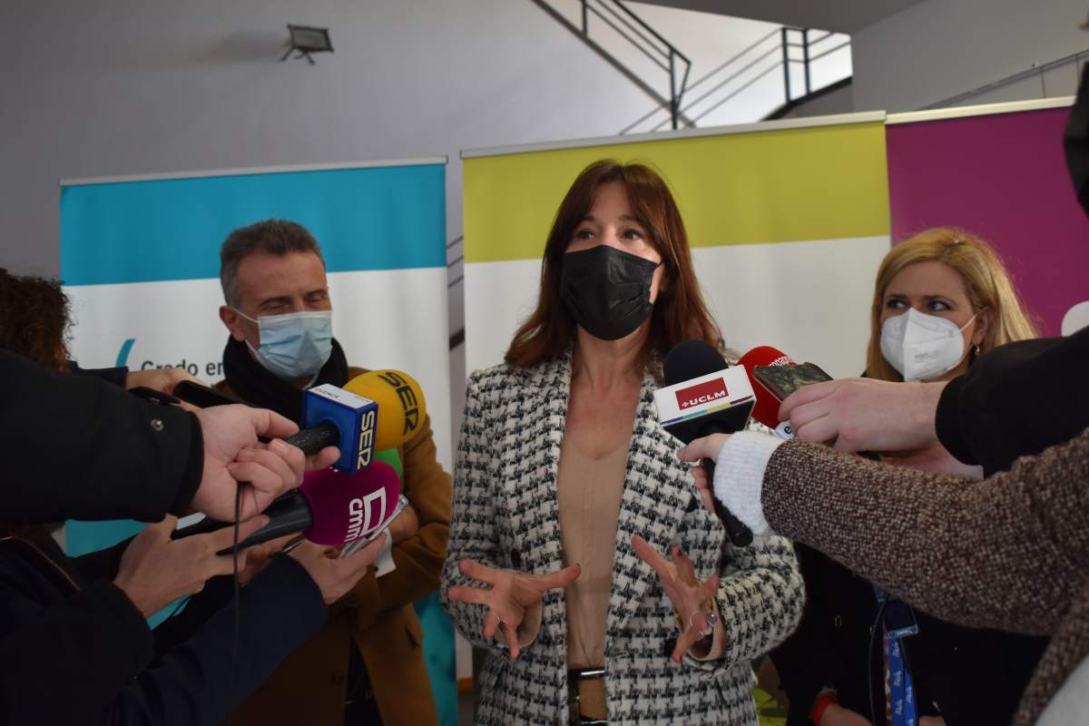 Blanca Fernández, portavoz y consejera de Igualdad en CLM, en un encuentro con la Facultad de Comunicación de CLM.