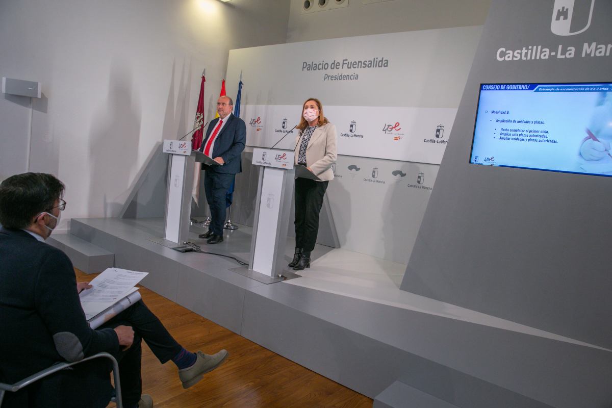 José Luis Martínez Guijarro, vicepresidente de la región, junto a Rosana Rodríguez, consejera de Educación, Cultura y Deportes.