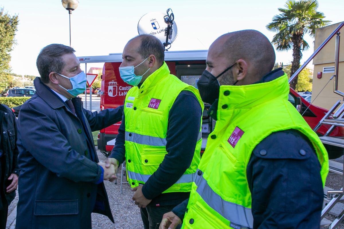 Emiliano García-Page con profesionales del Servicio de Emergencias 112 de Castilla-La Mancha.