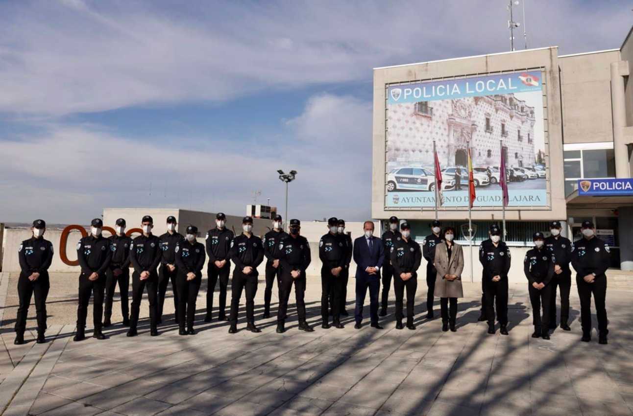 Los nuevos policías locales de Guadalajara junto con el alcalde, Alberto Rojo.