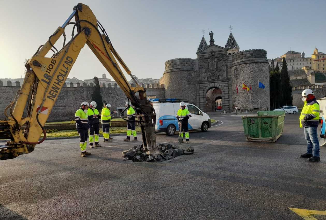 Los operarios ya están en la Puerta de Bisagra para reparar la rotura. Foto: Rebeca Arango.