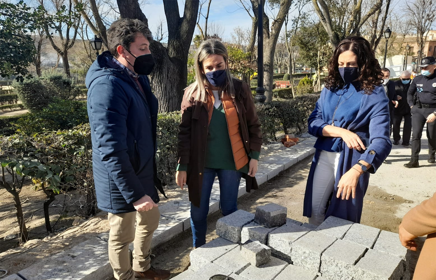 Milagros Tolón, alcaldesa de Toledo, esta mañana durante la visita que ha hecho para ver cómo iban las obras de Reyes Católicos. Foto: Rebeca Arango.