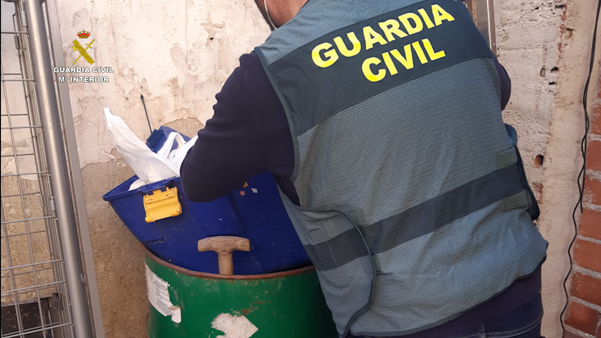 Un guardia civil, durante uno de los registros.