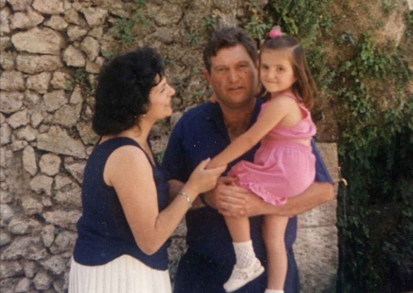 Cristóbal Rozalén con su hija maría en brazos, en una imagen que ha compartido la cantante albaceteña.