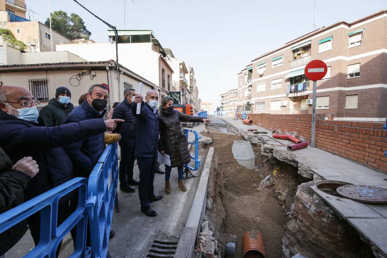 MIlagros Tolón visitó las obras del colector en Santa Bárbara.