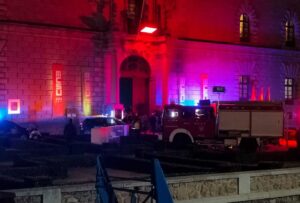 Imagen del despliegue de dispositivos de emergencia en los jardines del Hospital de Tavera.