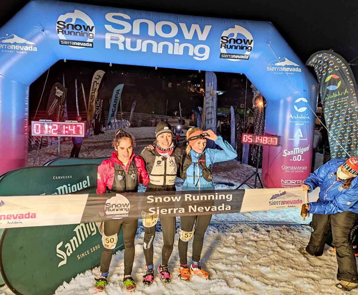 Virginia Pérez, en el centro, después de cruzar la línea primera en la prueba en línea del mundial de Snow Running.