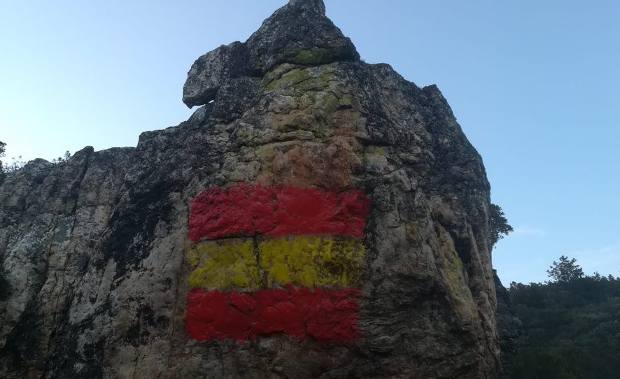 La bandera de España, sobre unas pinturas rupestres. ¡Qué lamentable! @saltalomas