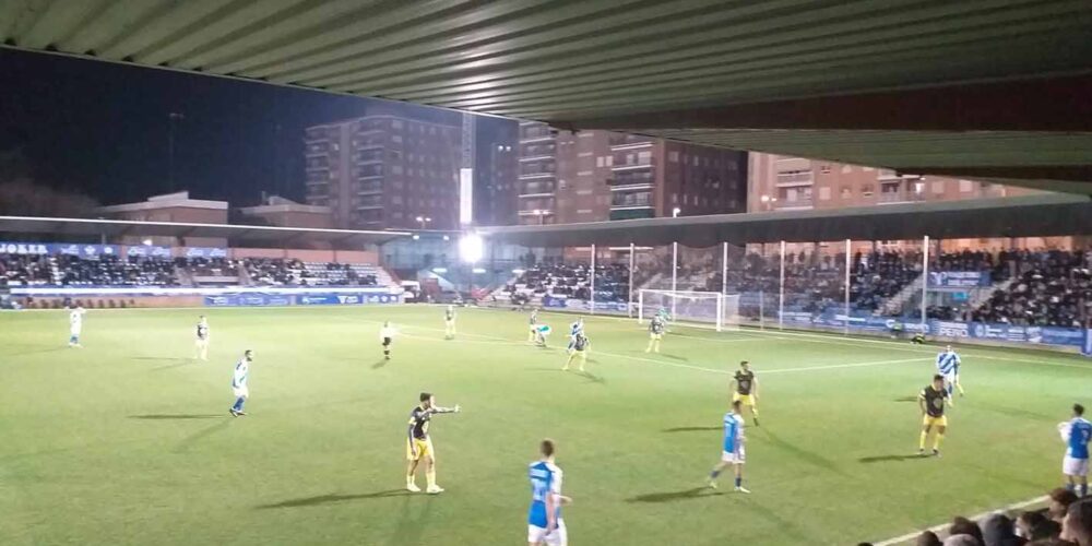 Un lance del partido entre el Talavera y el Badajoz en El Prado. Foto: @CMMdeportes