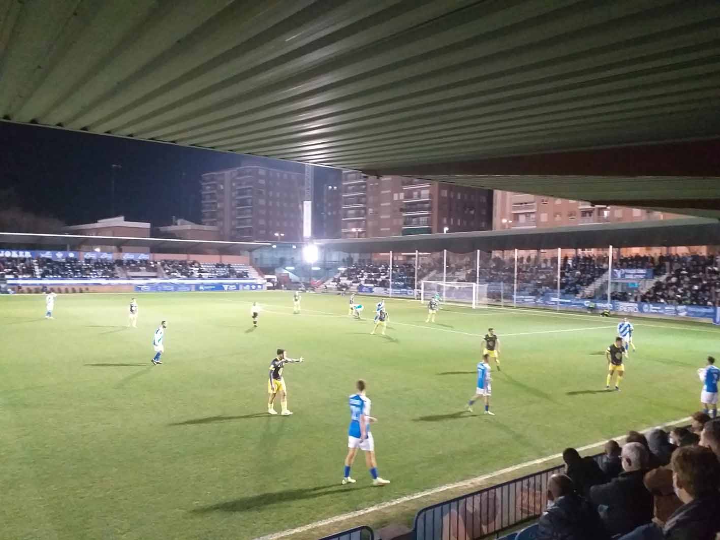 Un lance del partido entre el Talavera y el Badajoz en El Prado. Foto: @CMMdeportes