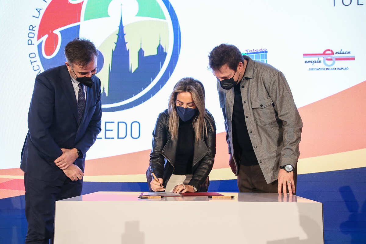 Milagros Tolón, alcaldesa de Toledo, firma el Pacto. 