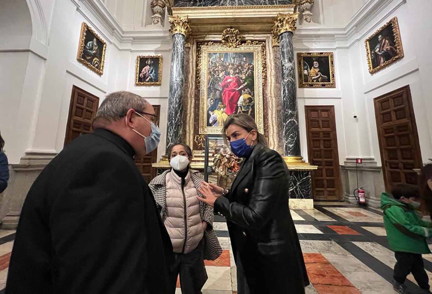 La alcaldesa, enseñando la Catedral a la embajadora.