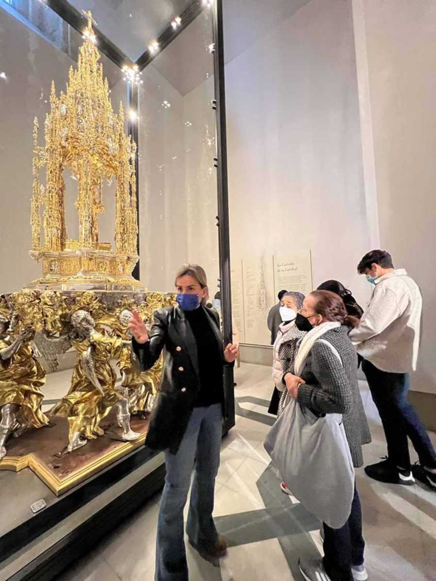 Tolón, explicando a Reynoso el milagro estético de la Custodia de Arfe.