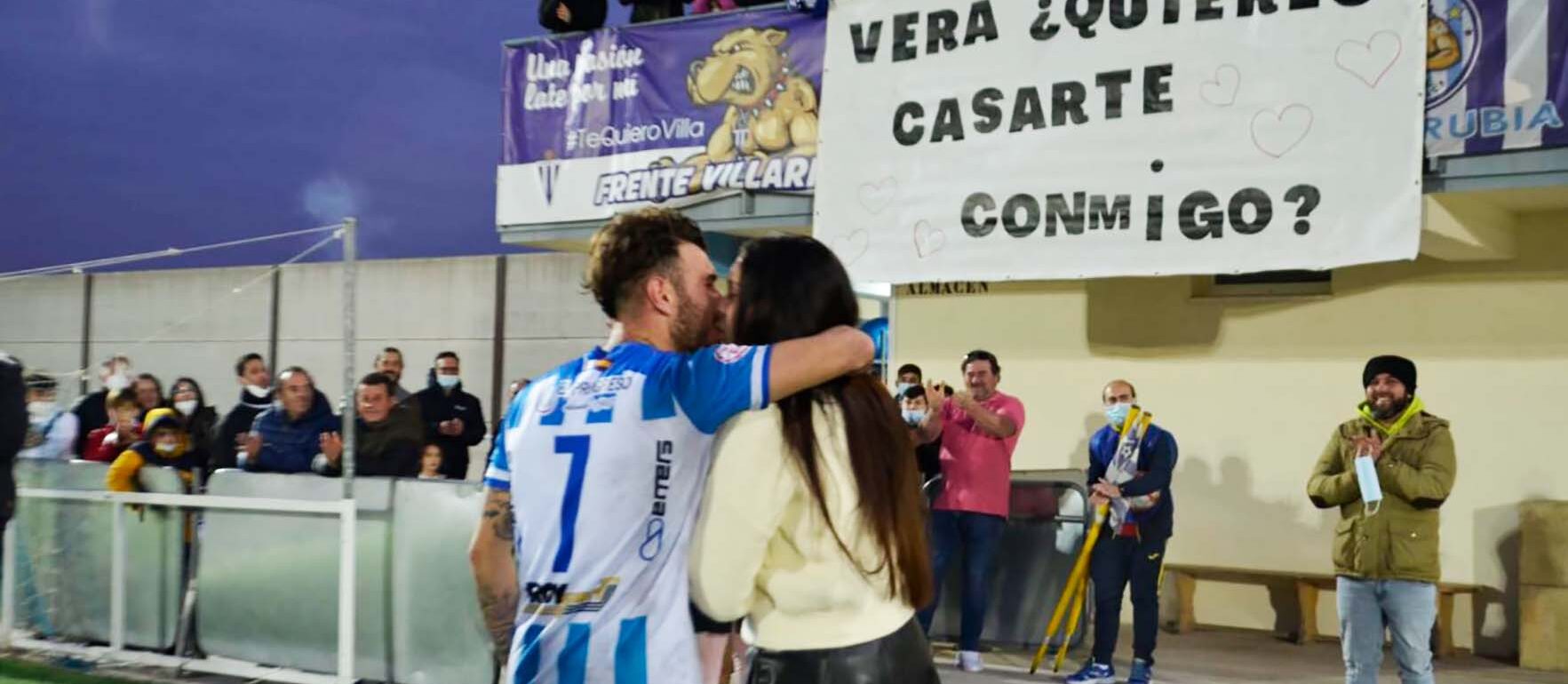 La romántica imagen que nos dejó el derbi entre Villarrubia y Manchego. Foto: Alberto Beamud/EÑE Deporte TVi.