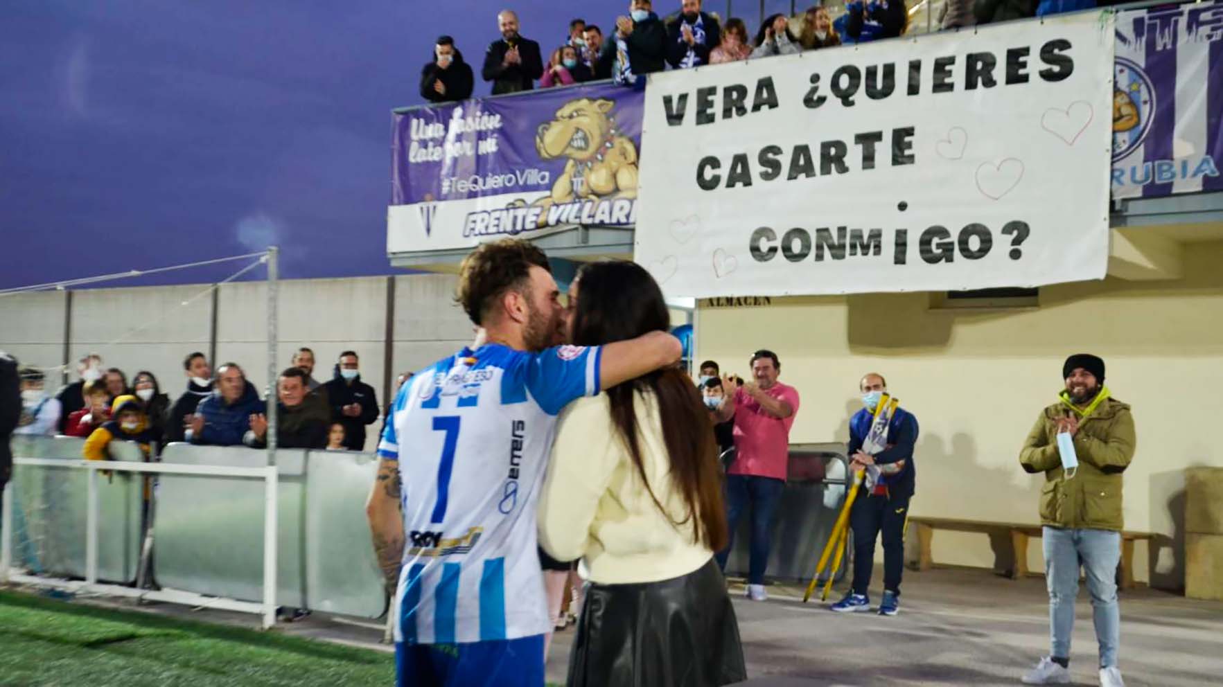 La romántica imagen que nos dejó el derbi entre Villarrubia y Manchego. Foto: Alberto Beamud/EÑE Deporte TVi.