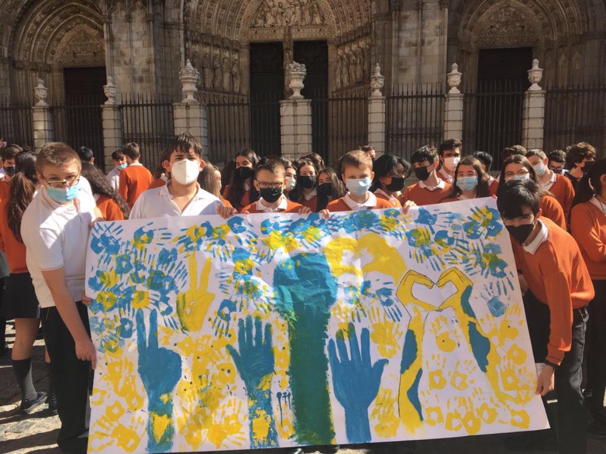 Alumnos de la Esa del Colegio Divina Pastora en Toledo a las puertas de la catedral.